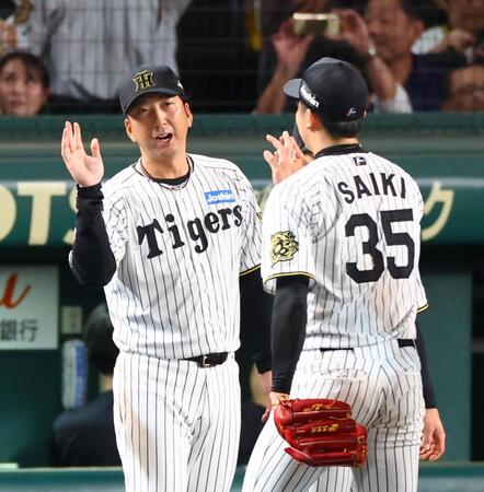 　藤川監督（左）は完封勝利を飾った才木を迎える（撮影・山口登）