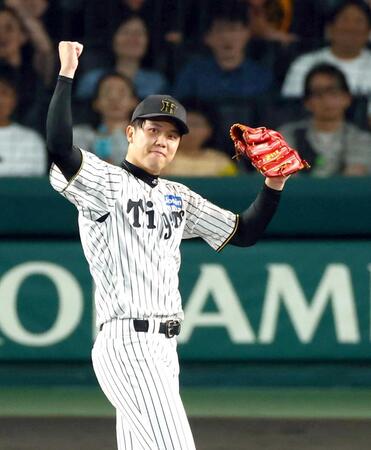 　完封勝利を挙げ、ガッツポーズを決める才木（撮影・山口登）