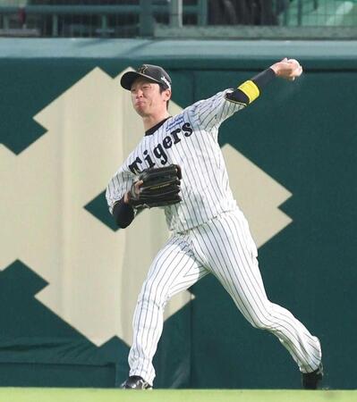 　４回、中山の放ったクッションボールを処理し、中継の中野に送球する近本