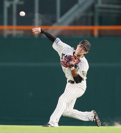 　４回、中山の放った打球を処理した近本からの送球を受け、三塁へ送球して中山をタッチアウトにする中野