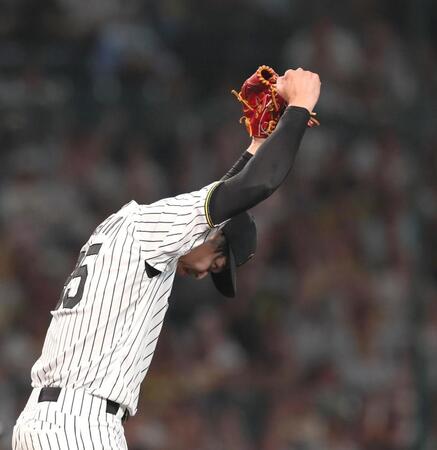 　完封勝利を挙げ、拳を突き上げる才木（撮影・北村雅宏）