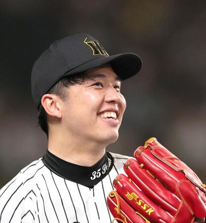 　７回攻撃中、ベンチ前で笑顔を見せる才木（撮影・北村雅宏）