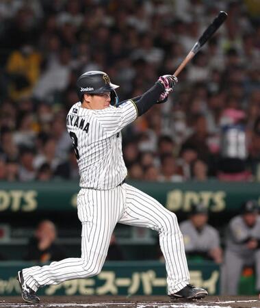 　６回、左前打を放つ大山（撮影・北村雅宏）