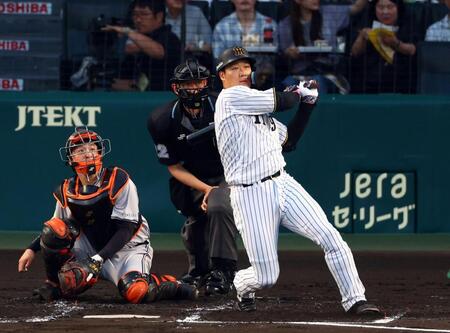 　１回、左前打を放つ大山（撮影・山口登）