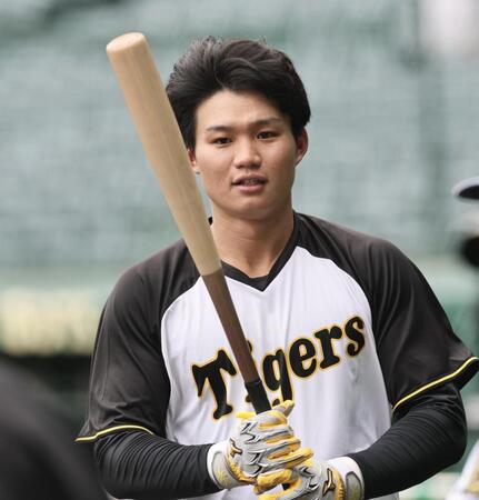 　打撃練習をする森下