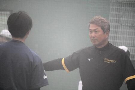 　神戸弘陵女子硬式野球部への訪問指導で打撃指導する、前阪神打撃コーチの水口氏