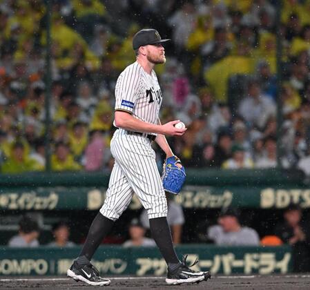 　４回、浅野に先制適時二塁打を許したビーズリー（撮影・西田忠信）