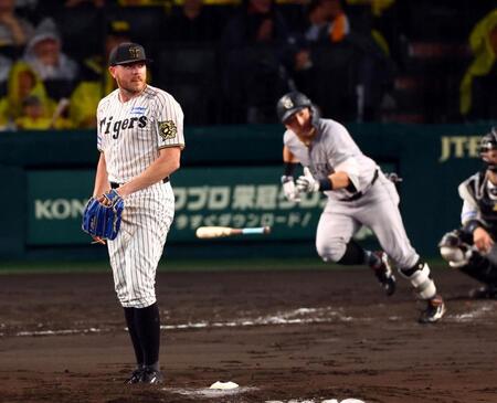 　４回、ビーズリーは浅野に先制適時二塁打を許す（撮影・山口登）