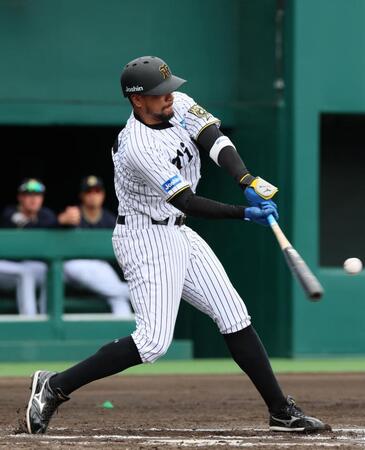 　６回、左翼スタンドへ同点ソロを放つヘルナンデス（撮影・立川洋一郎）