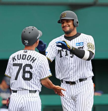 　６回、同点ソロを放って生還し笑顔を見せるヘルナンデス（撮影・立川洋一郎）