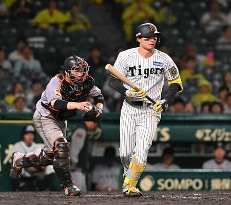 　９回、森下（右）が三振に倒れ試合終了（撮影・西田忠信）