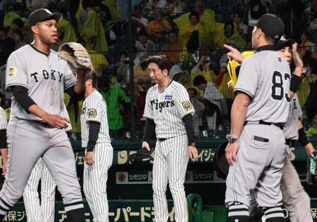　巨人に惜敗し、スタンドへあいさつに出る藤川監督（撮影・田中太一）