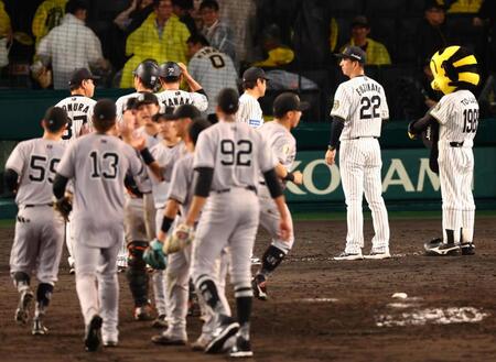 　巨人に敗れ、ベンチ前に整列する藤川監督（右）ら阪神ナイン（撮影・山口登）