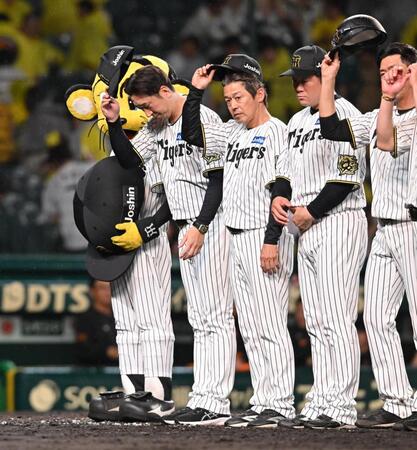 敗戦後、スタンドに一礼する阪神・藤川球児監督（右）ら＝甲子園（撮影・西田忠信）