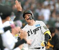 　１回、先制２ランを放ちナインに迎えられる森下（撮影・北村雅宏）