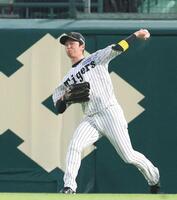 　４回、中山の放ったクッションボールを処理し、中継の中野に送球する近本