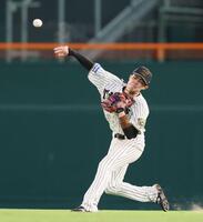 　４回、中山の放った打球を処理した近本からの送球を受け、三塁へ送球して中山をタッチアウトにする中野