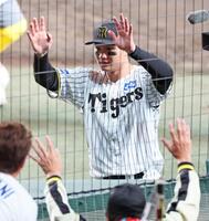 　ファンの歓声に応えベンチへ引き揚げる森下（撮影・立川洋一郎）