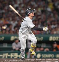 　７回、犠飛を放つ森下（撮影・北村雅宏）