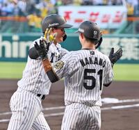 　１回、先制２ランを放って生還し、中野（右）とタッチを交わす森下（撮影・立川洋一郎）