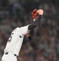 　完封勝利を挙げ、拳を突き上げる才木（撮影・北村雅宏）