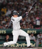 　６回、左前打を放つ大山（撮影・北村雅宏）