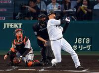 　１回、左前打を放つ大山（撮影・山口登）