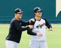 　１軍に合流した豊田（左）は森下と談笑する