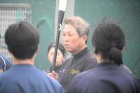 　神戸弘陵女子硬式野球部への訪問指導で打撃指導する、前阪神打撃コーチの水口氏
