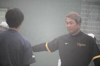 　神戸弘陵女子硬式野球部への訪問指導で打撃指導する、前阪神打撃コーチの水口氏