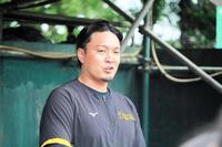 　神戸弘陵女子硬式野球部への訪問指導であいさつをする秋山ＢＡ