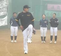 　神戸弘陵女子硬式野球部への訪問指導で投手陣を指導する秋山ＢＡ