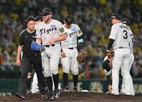 　４回、浅野に先制適時二塁打を許したビーズリー（左から２人目）は降板する（撮影・西田忠信）