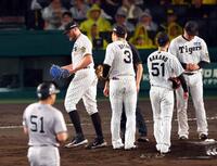 　４回途中、降板するビーズリー（左）＝撮影・山口登