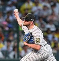 　力投する先発のビーズリー（撮影・西田忠信）