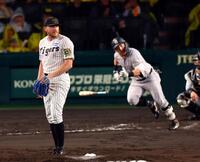 　４回、ビーズリーは浅野に先制適時二塁打を許す（撮影・山口登）