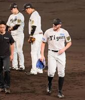 　４回、浅野に先制適時打を打たれて降板するビーズリー（撮影・立川洋一郎）