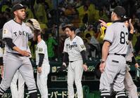 　巨人に惜敗し、スタンドへあいさつに出る藤川監督（撮影・田中太一）