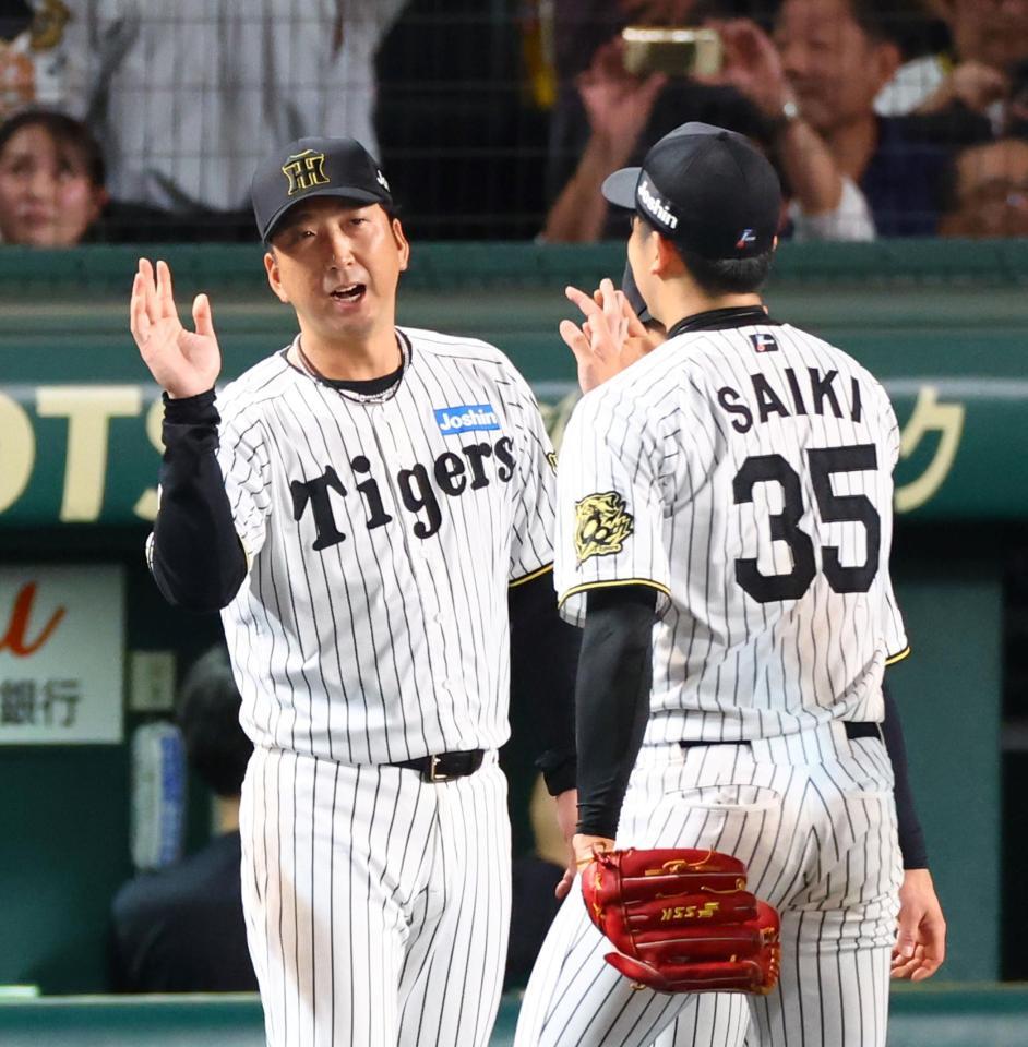 　藤川監督（左）は完封勝利を飾った才木を迎える（撮影・山口登）