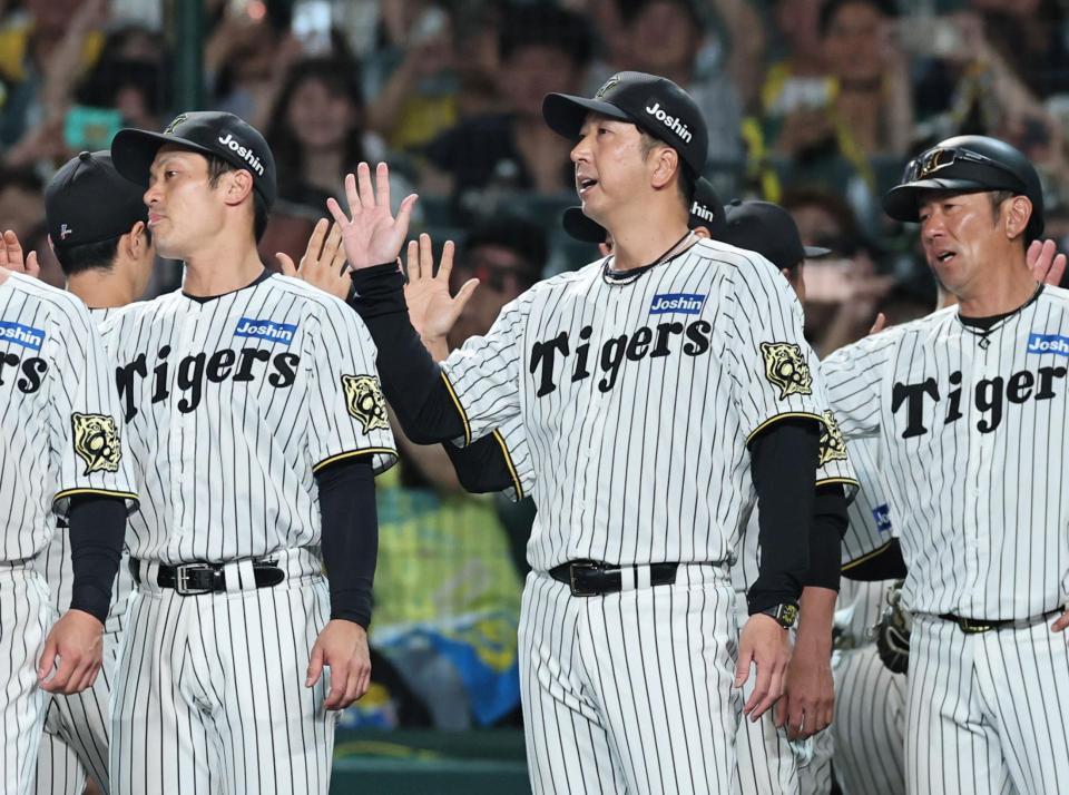 　ナインを出迎える藤川監督（撮影・田中太一）