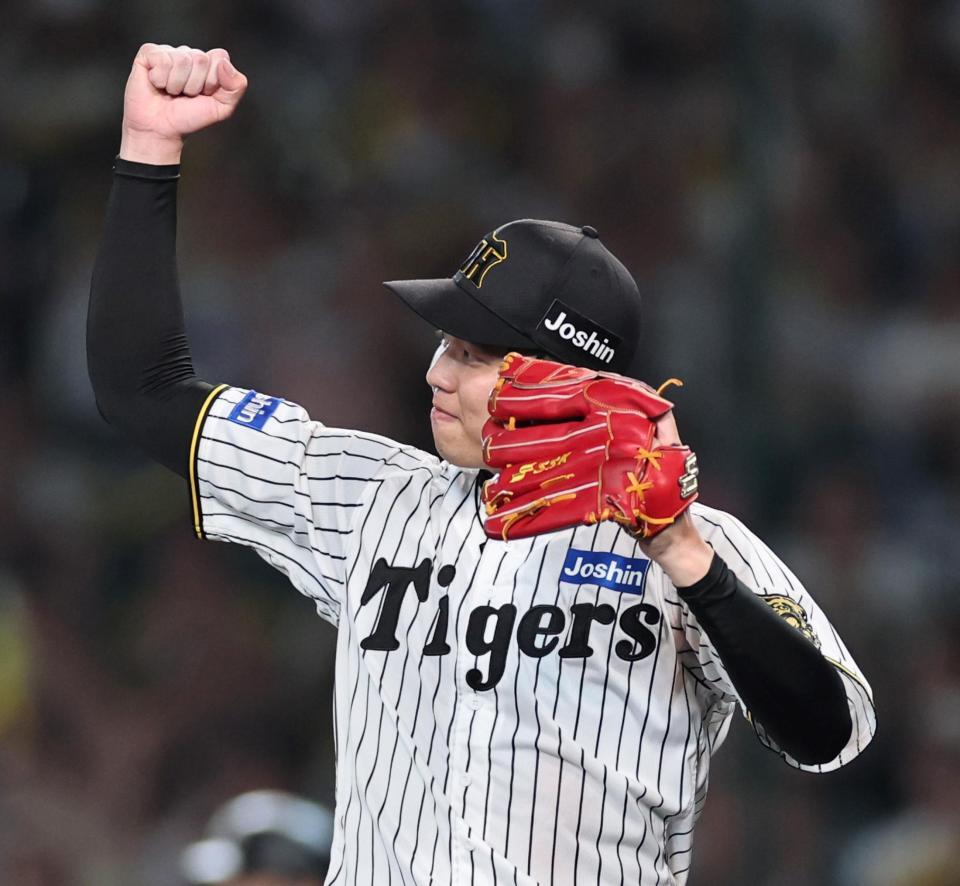 　９回、完封勝利を挙げ、ガッツポーズを決める才木（撮影・田中太一）
