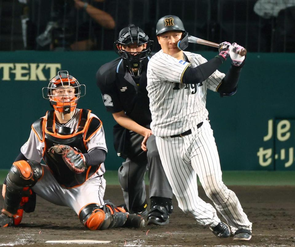 　８回、左前打を放つ大山（撮影・山口登）