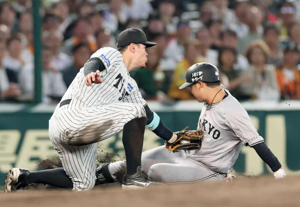 　４回、中山の投球で近本→中野→輝の中継がズバリと決まった　（撮影・北村雅宏）