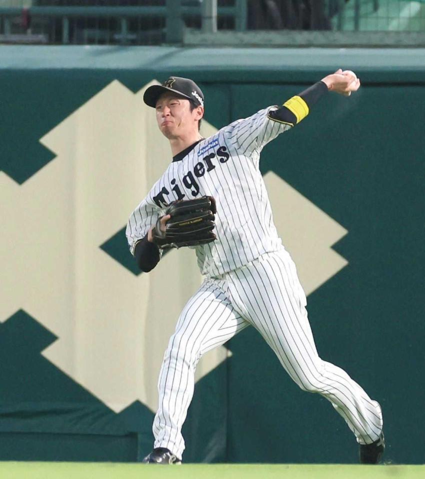 　４回、中山の放ったクッションボールを処理し、中継の中野に送球する近本