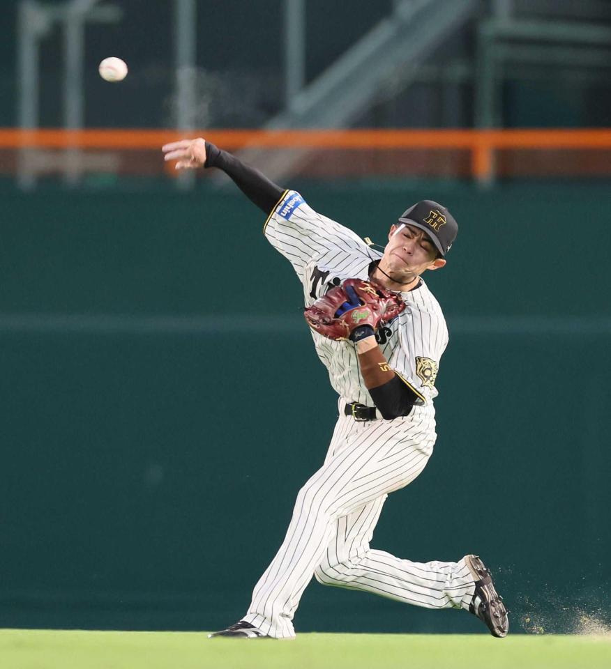 　４回、中山の放った打球を処理した近本からの送球を受け、三塁へ送球して中山をタッチアウトにする中野