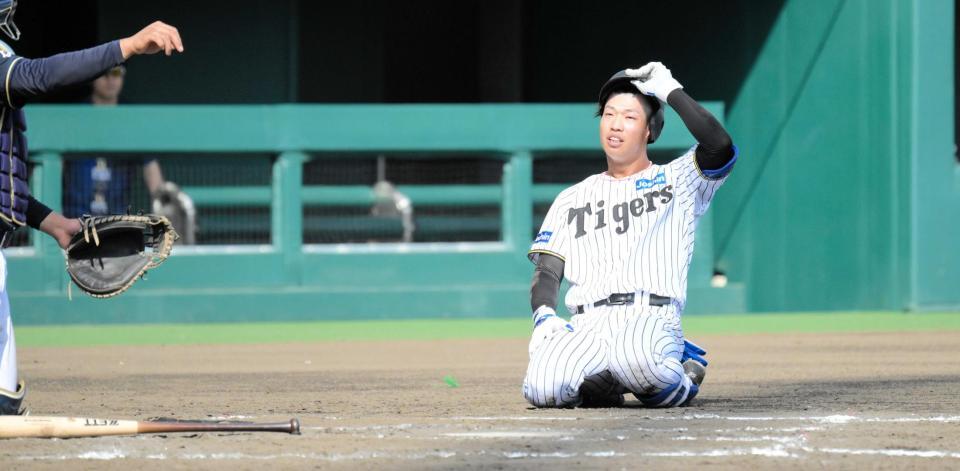 　６回、投球をよけて１回転する百崎（撮影・金居みつよし）