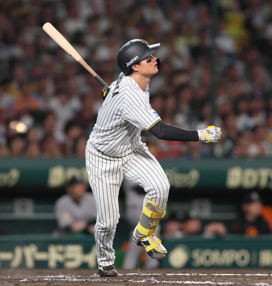 　７回、犠飛を放つ森下（撮影・北村雅宏）