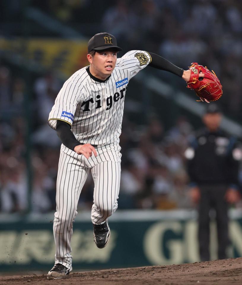 　４回、キャベッジの放った一ゴロのベースカバーに走る才木（撮影・北村雅宏）