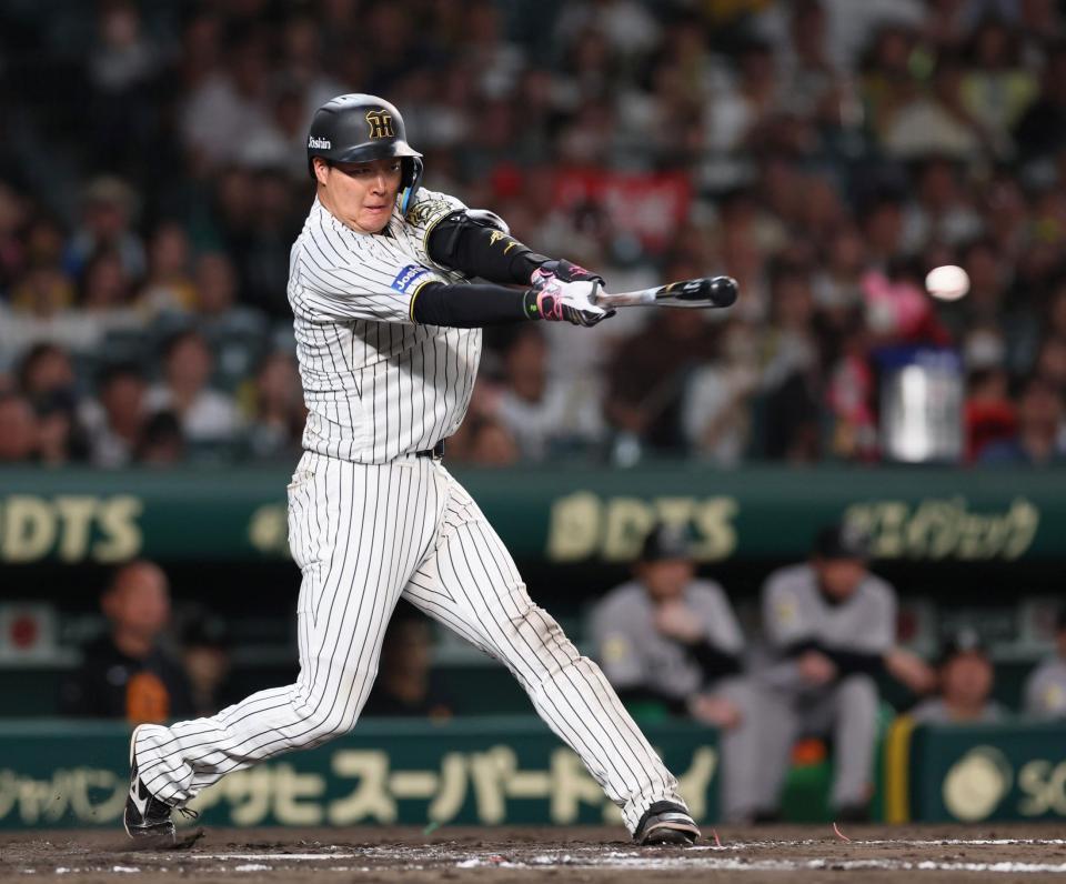 ８回阪神無死、左前打を放つ阪神・大山悠輔＝甲子園（撮影・北村雅宏）