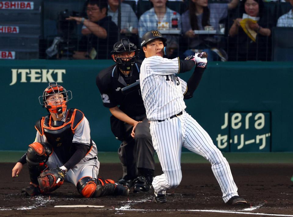 　１回、左前打を放つ大山（撮影・山口登）